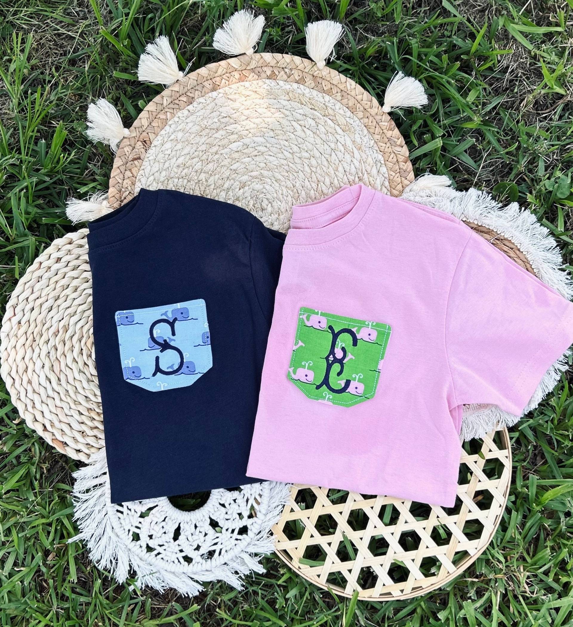 Custom Jungen Oder Mädchen Tasche Shirt Für Kinder Wal Sommer Spaß Schwarz Gold Leopard Druck Fußball Monogrammiert Jugend Kind Kleinkind Rosa Blau von SouthernGraceEmb