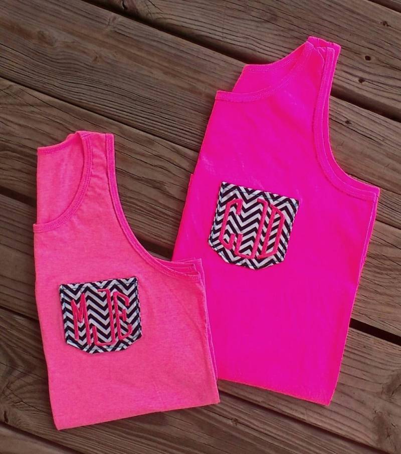 Mom & Me Neon Tasche Tanktop Jugend Mädchen Monogramm Frau Dame Mama Pink Blau Orange Grün Chevron Monogrammiert Süden Weihnachten von SouthernGraceEmb