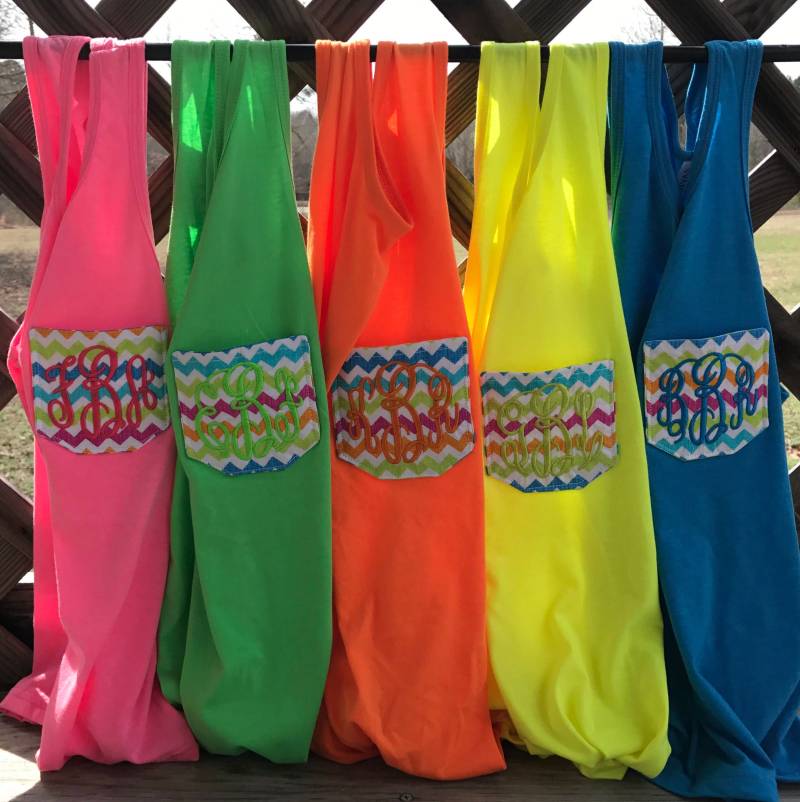 Neon Tasche Tank Jugend Mädchen Monogramm Frau Dame Teen Shirt Süden Geschenk Grad Geburtstag Mama Pink Grün Blau Gelb Chevron von SouthernGraceEmb