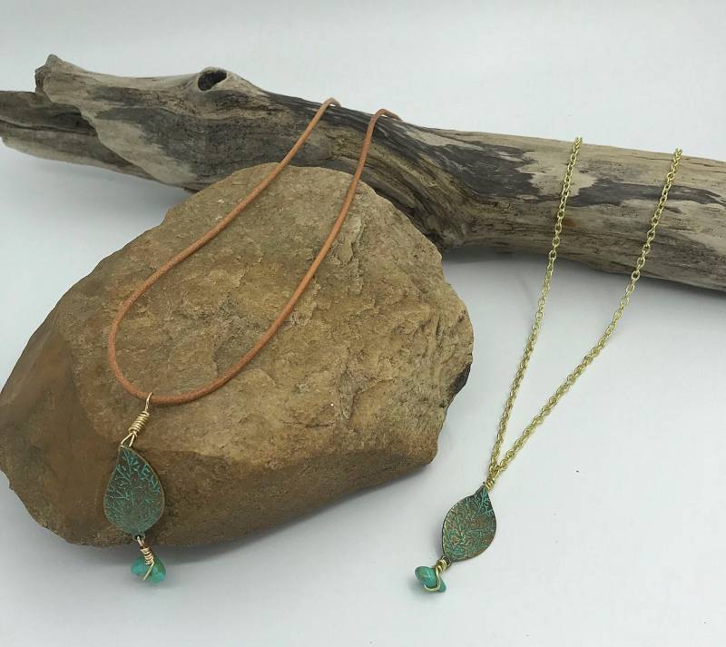 Blatt & Stein - Pantene-Messing-Blatt-Anhänger Mit Draht Umwickelt Howlith | N30 von SouthernOceanDesigns