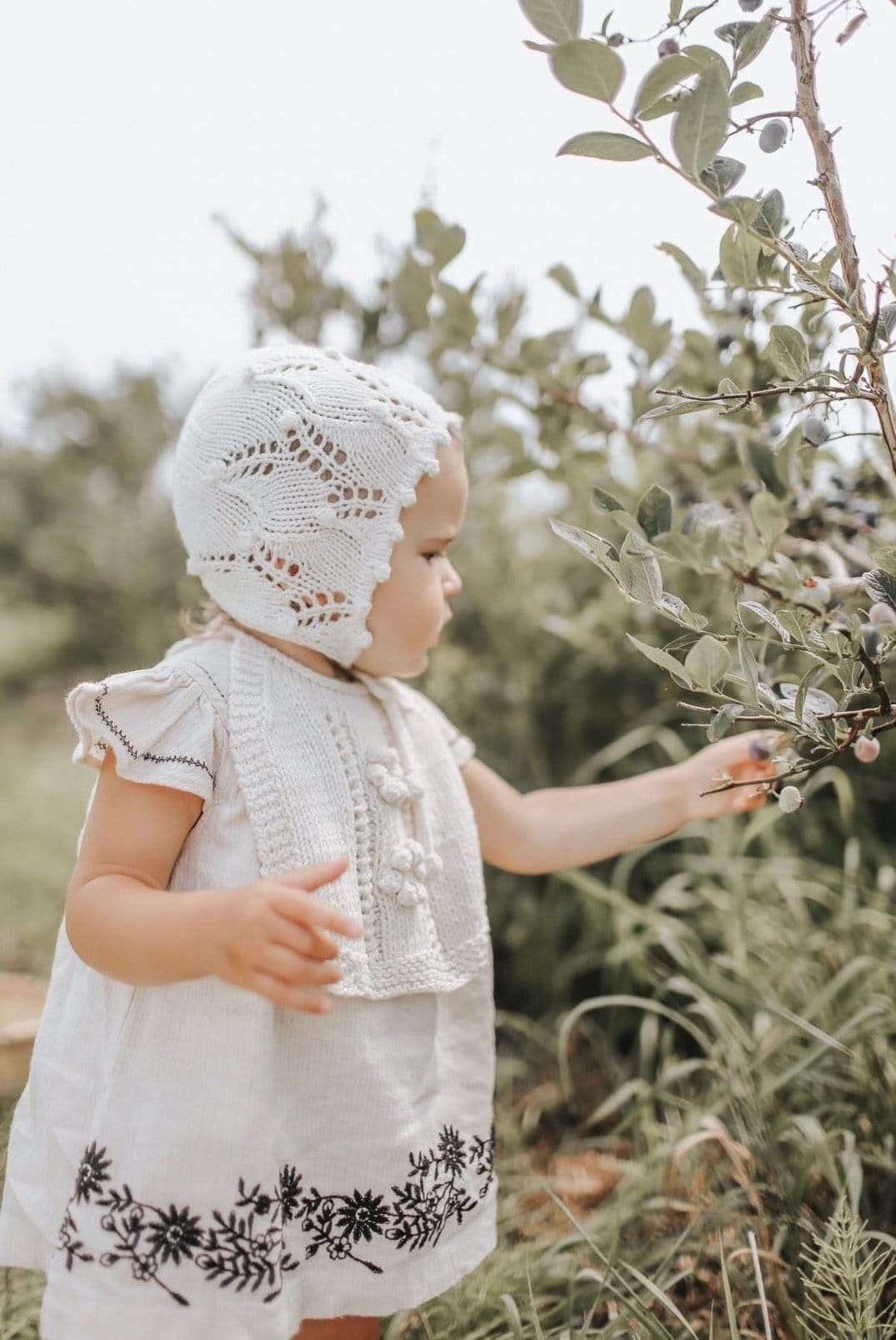 Baby Mädchen Mütze/Weiße Vintage Stil Bonnet Taufhaube Baumwoll Strick von SouthernTouchKK