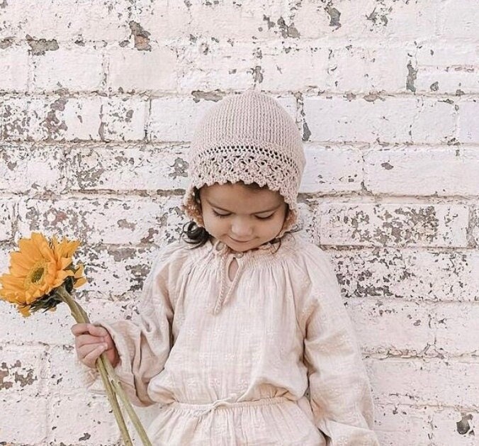 Baby Mütze Für Mädchen Gestrickt/Weiße Im Vintage Stil Taufhaube Bio Baumwolle von SouthernTouchKK