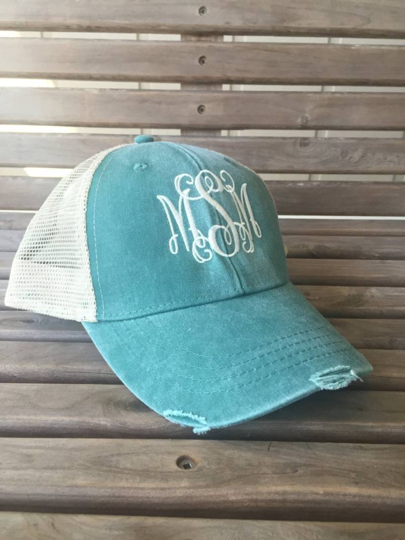 Monogramm Distressed Trucker Hat Personalisierte Baseballkappe - Erwachsene Unisex Mesh Cap Monogramm Distressed Trucker Hat Personalisierte Baseballkappe - Erwachsene Unisex Mesh Cap von SouthernTouchMono