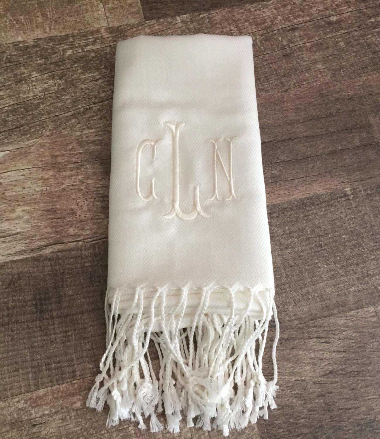 Monogramm Pashmina Schal Personalisierte Brautjungfer Schal Monogramm Pashmina Schal Personalisierte Brautjungfer Schal von SouthernTouchMono
