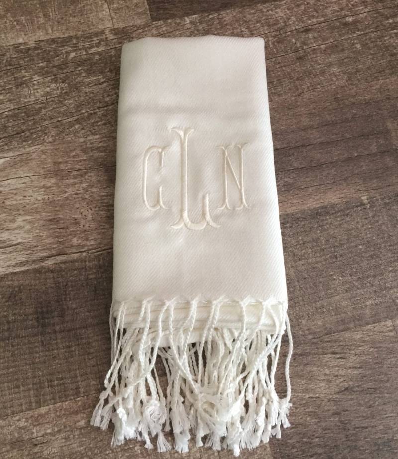 Monogramm Pashmina Schal Personalisierte Brautjungfer Schal Monogramm Pashmina Schal Personalisierte Brautjungfer Schal von SouthernTouchMono