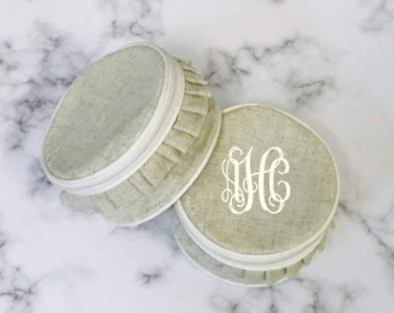 Monogrammed Rüschen Schmuckschatulle - Brautjungfer Geschenkideen Monogramm Reise-Etui Einzigartige Geschenkidee Personalisierte Runde Monogrammed Rüschen Schmuckschatulle - Brautjungfer Geschenkideen Monogramm Reise-Etui Einzigartige Geschenkidee Personalisierte Runde von SouthernTouchMono
