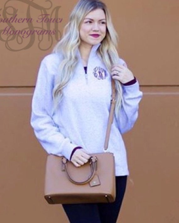 Monogrammierter Viertel-Zip-Pullover Personalisiertes Oberbekleidungsgeschenk Monogrammierter Viertel-Zip-Pullover Personalisiertes Oberbekleidungsgeschenk von SouthernTouchMono