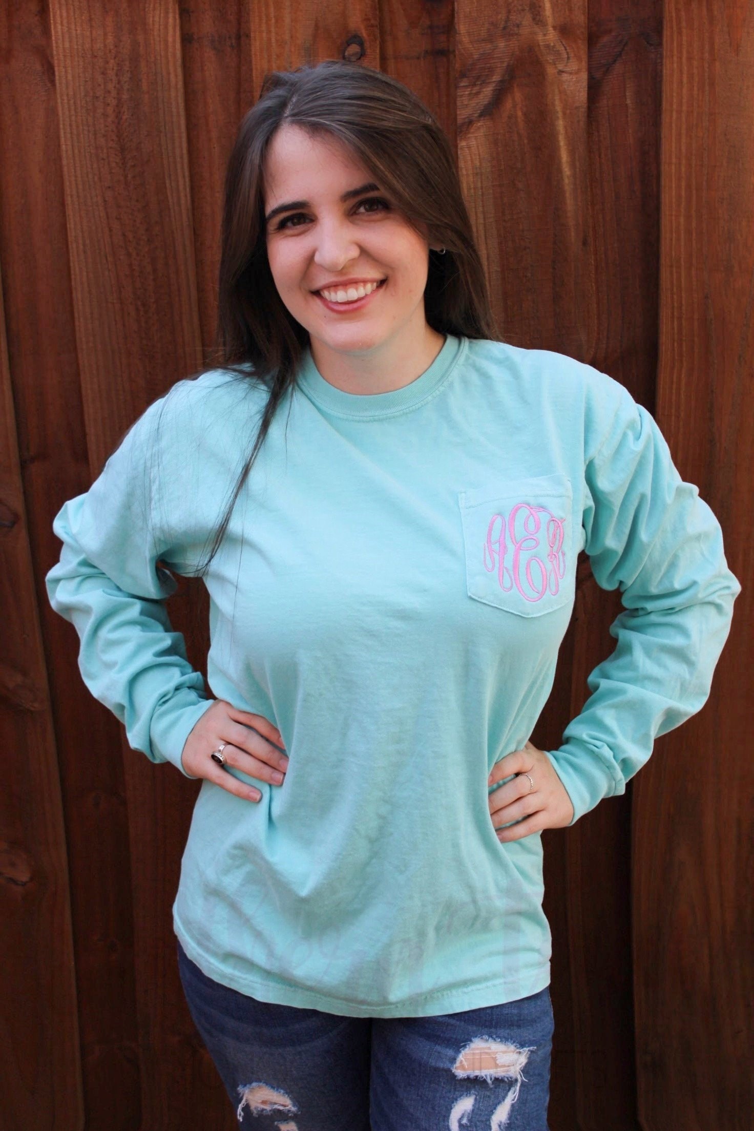 Monogrammed Comfort Farben Langarm Tasche T-Shirt - Erwachsene Unisex Monogrammed Comfort Farben Langarm Tasche T-Shirt - Erwachsene Unisex von SouthernTouchMono