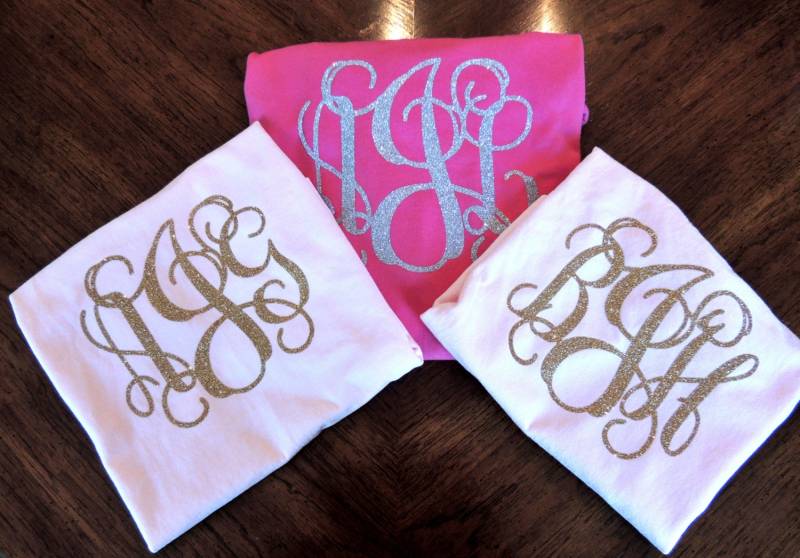 Monogrammiertes Kurzarm T-Shirt Mit Großem Monogramm - Brautjungfer Geschenk Junggesellinnenabschied Monogrammierte Geschenke Rundhals-Shirt von SouthernTouchMono