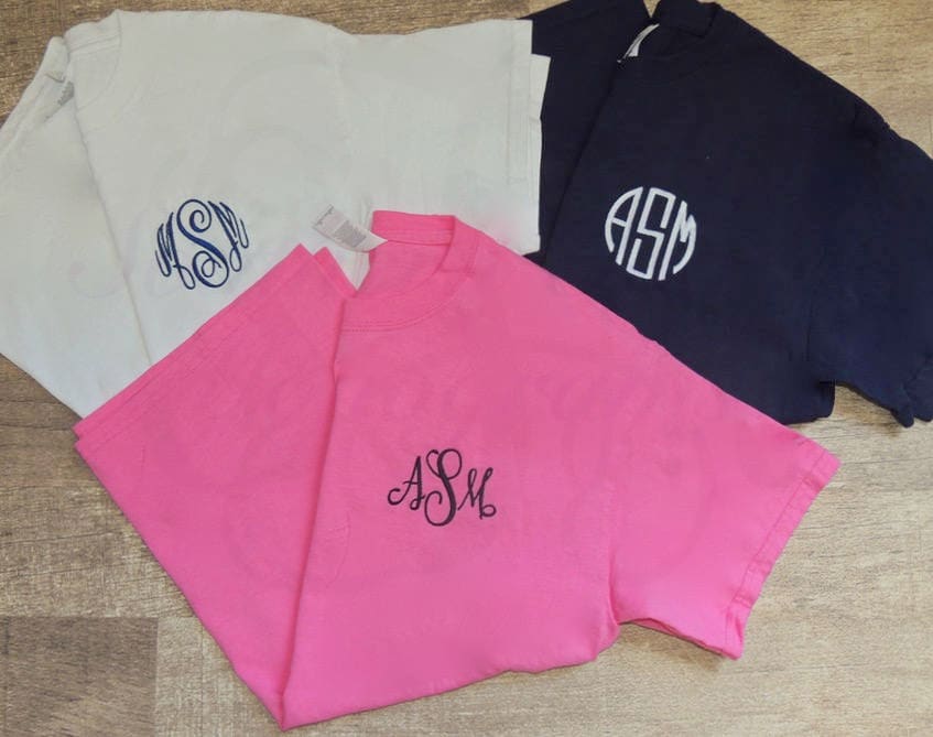 Monogrammiertes Baumwoll-T-Shirt Mit Rundhalsausschnitt - Brautjungfer Geschenkidee Junggesellinnenabschied Erwachsenen-T-Shirt Personalisiertes Monogrammiertes Baumwoll-T-Shirt Mit Rundhalsausschnitt - Brautjungfer Geschenkidee Junggesellinnenabschied Erwachsenen-T-Shirt Personalisiertes von SouthernTouchMono