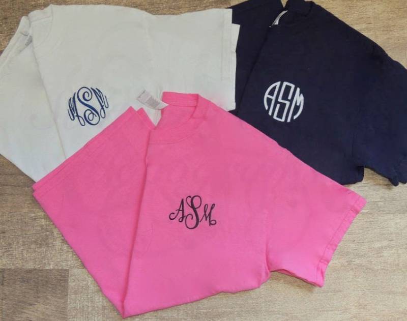 Monogrammiertes Baumwoll-T-Shirt Mit Rundhalsausschnitt - Brautjungfer Geschenkidee Junggesellinnenabschied Erwachsenen-T-Shirt Personalisiertes Monogrammiertes Baumwoll-T-Shirt Mit Rundhalsausschnitt - Brautjungfer Geschenkidee Junggesellinnenabschied Erwachsenen-T-Shirt Personalisiertes von SouthernTouchMono