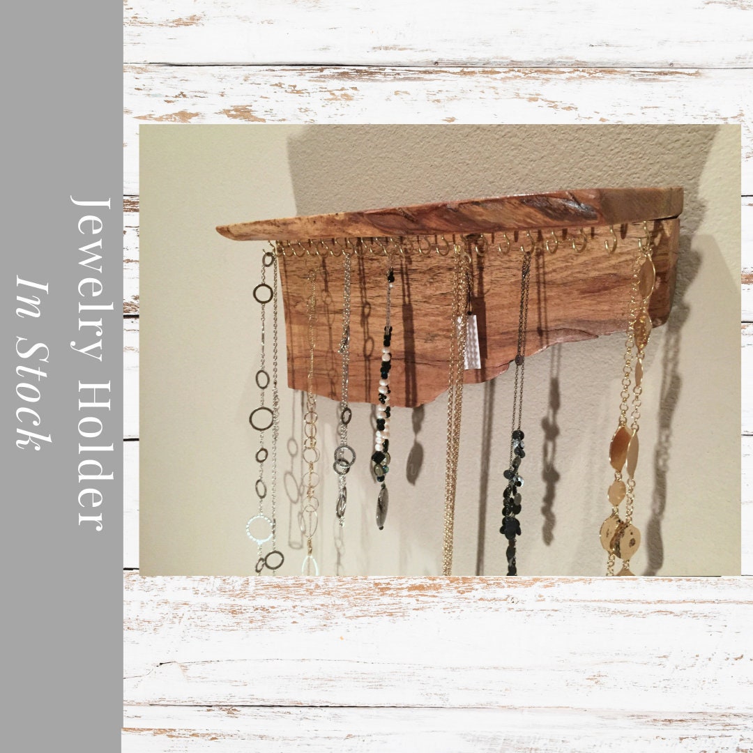 Rustikaler Holz Schmuckständer Mit Ablage. Schmuckaufbewahrung/Schmuckhalter Wandorganisator Schmuckhalterregal Rustikaler Holz Schmuckständer Mit Ablage. Schmuckaufbewahrung/Schmuckhalter Wandorganisator Schmuckhalterregal von Southerncharmwoodwrk