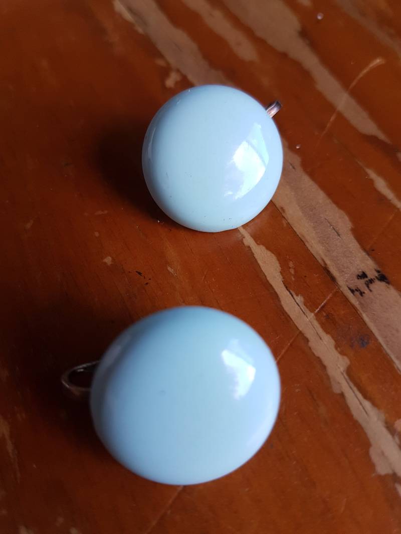 Earrings Vintage-Blusch-Graue Aussage Glamouröser Clip Auf Dem Rücken Kostümschmuck Aus Verstorbenen Anwesen von Southernhouse