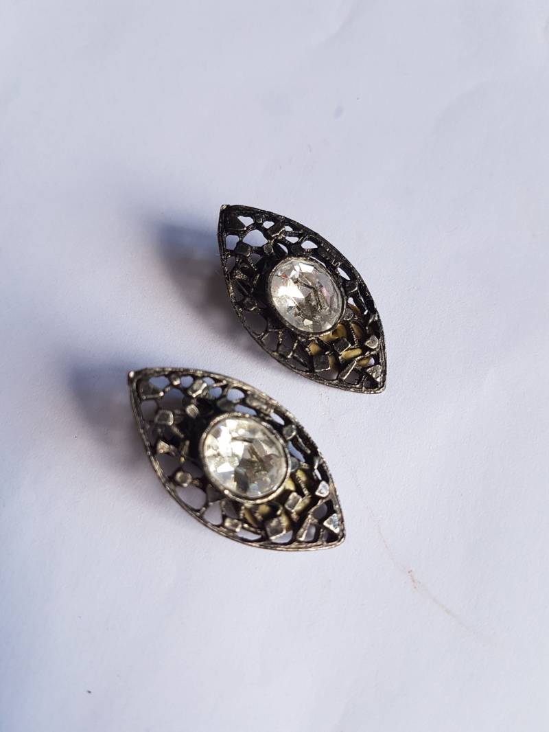 Earrings Vintage-Metalone-statement Diamonte Glamour Schönen Clip Auf Dem Rücken Kostümschmuck Aus Verstorbenen Anwesen Earrings Vintage-Metalone-statement Diamonte Glamour Schönen Clip Auf Dem Rücken Kostümschmuck Aus Verstorbenen Anwesen von Southernhouse