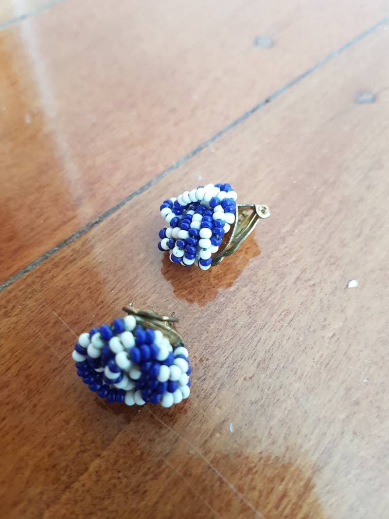 Funky Himmelblauen Ohrringe Blau Und Weiß Erklärung Der Achtziger Jahre Mit Goldtone Clip Auf Rücken von Southernhouse