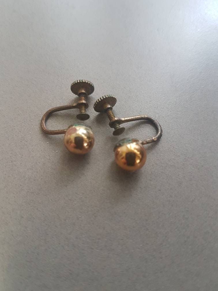 Kleine Weinlesegoldtone Ohrringe Kugeln Schöne Schraube Am Rücken Modeschmuck Aus Verstorbenen Nachlass Kleine Weinlesegoldtone Ohrringe Kugeln Schöne Schraube Am Rücken Modeschmuck Aus Verstorbenen Nachlass von Southernhouse