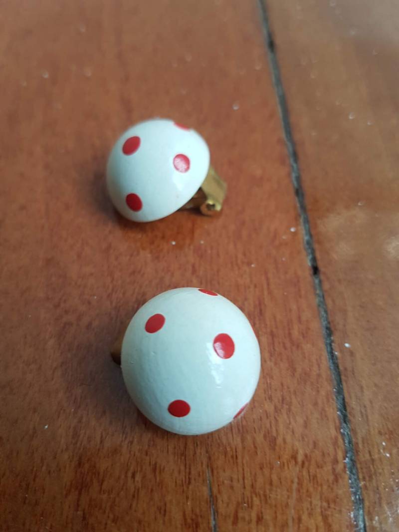 Ohrringe, Die Wirklich Niedliche Rote Und Weiße Dotty Ohrringe Mit Goldtone Clip Auf Rücken Marienkäfer Oder Pilze? Ohrringe, Die Wirklich Niedliche Rote Und Weiße Dotty Ohrringe Mit Goldtone Clip Auf Rücken Marienkäfer Oder Pilze? von Southernhouse