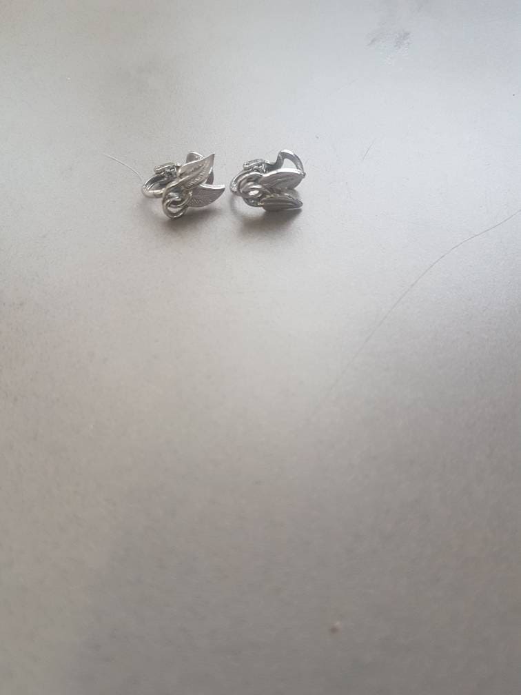 Ohrringe Jahrgang Winzige Metaltone Schöne Clip Auf Rücken Modeschmuck Aus Verstorbenen Nachlass Ohrringe Jahrgang Winzige Metaltone Schöne Clip Auf Rücken Modeschmuck Aus Verstorbenen Nachlass von Southernhouse