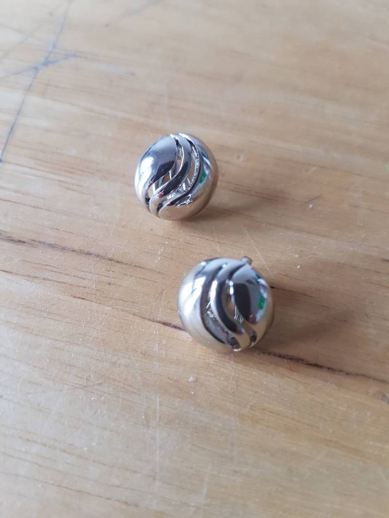 Ohrringe Petite Glänzend Wirbel Silvertone Mit Clip Auf Rücken von Southernhouse