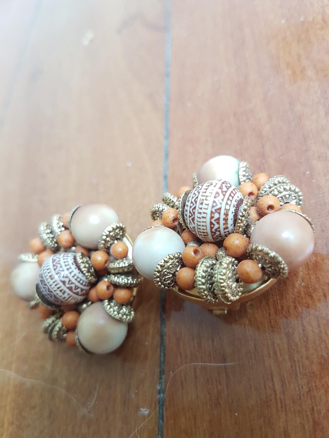 Ohrringe Runde Gemusterte Braune Und Creme Perlen Auf Goldtone Schönen Clip Rücken Anweisung Modeschmuck von Southernhouse