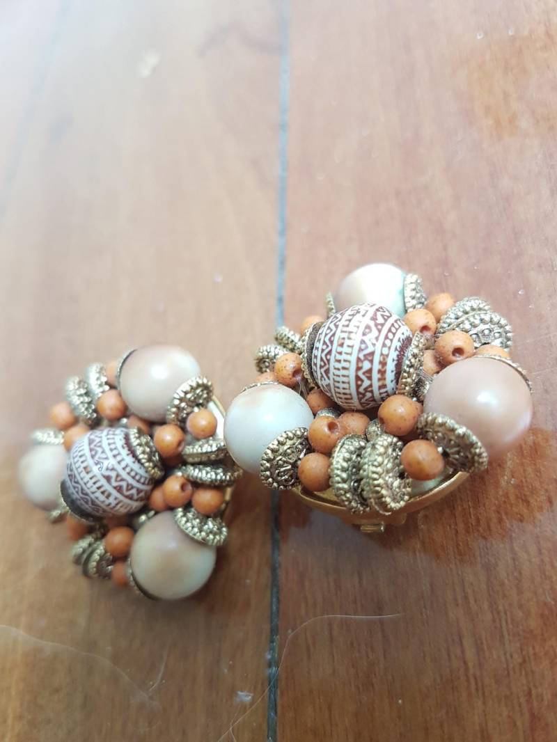 Ohrringe Runde Gemusterte Braune Und Creme Perlen Auf Goldtone Schönen Clip Rücken Anweisung Modeschmuck Ohrringe Runde Gemusterte Braune Und Creme Perlen Auf Goldtone Schönen Clip Rücken Anweisung Modeschmuck von Southernhouse