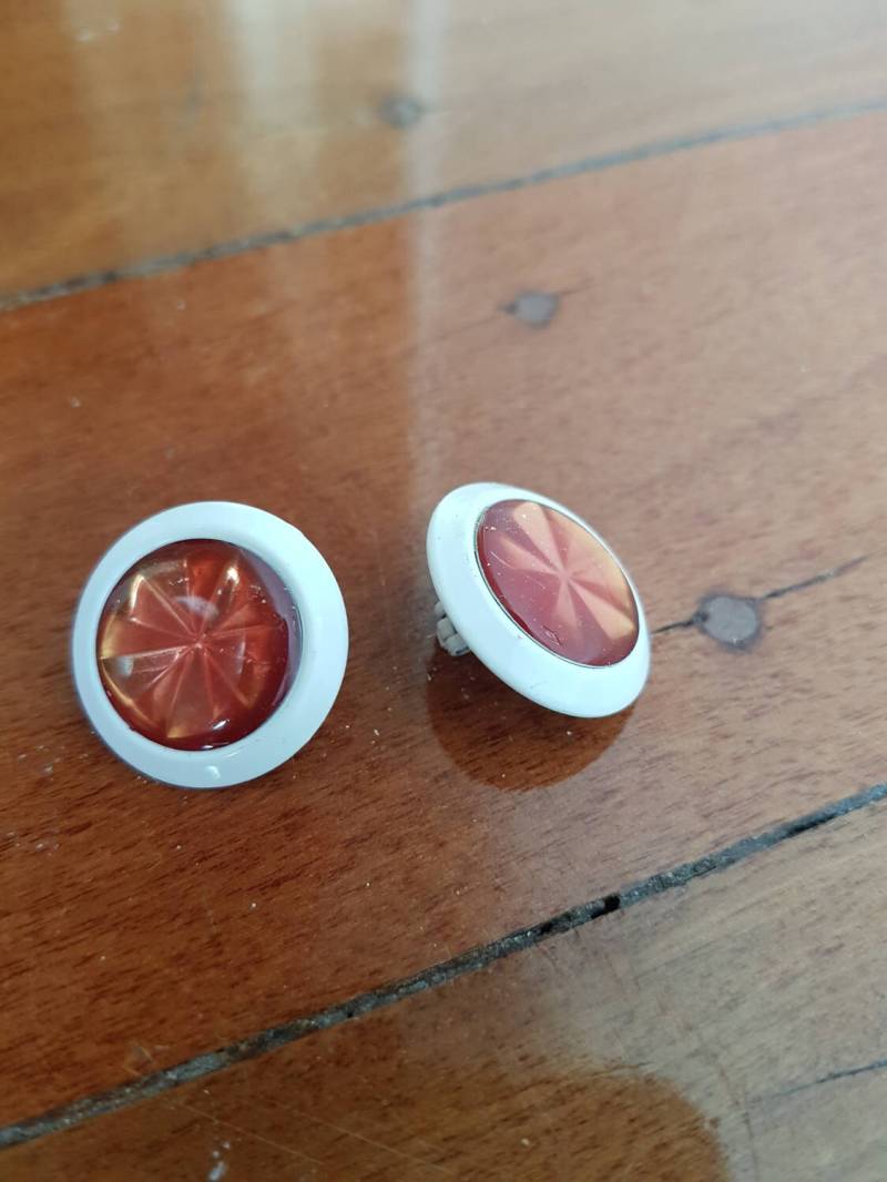 Ohrringe Schmelz Weiße Und Rote Taste Abstrakt Kreis Erklärung Der Achtziger Jahre Kunststoff Mit Metaltone Clip Auf Rücken Ohrringe Schmelz Weiße Und Rote Taste Abstrakt Kreis Erklärung Der Achtziger Jahre Kunststoff Mit Metaltone Clip Auf Rücken von Southernhouse