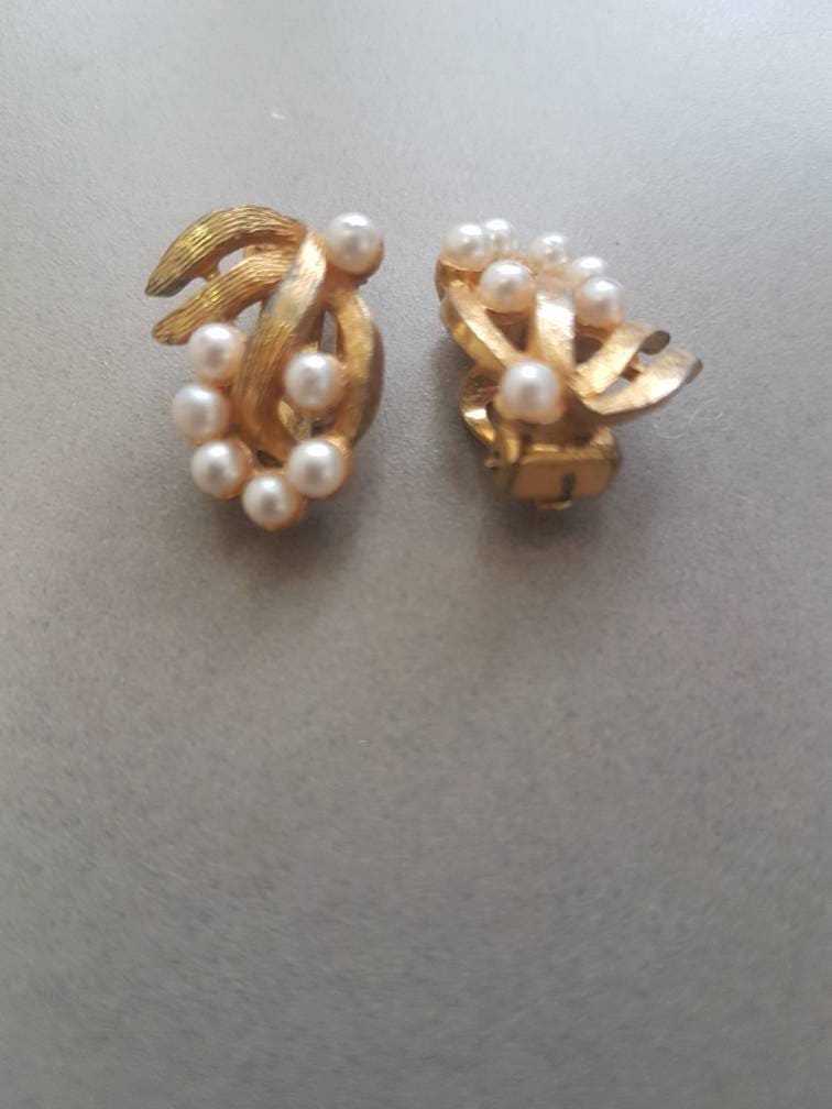 Ohrringe Vintage Faux Perle Glanz Schöne Clip Auf Rücken Modeschmuck Aus Verstorbenen Nachlass Ohrringe Vintage Faux Perle Glanz Schöne Clip Auf Rücken Modeschmuck Aus Verstorbenen Nachlass von Southernhouse