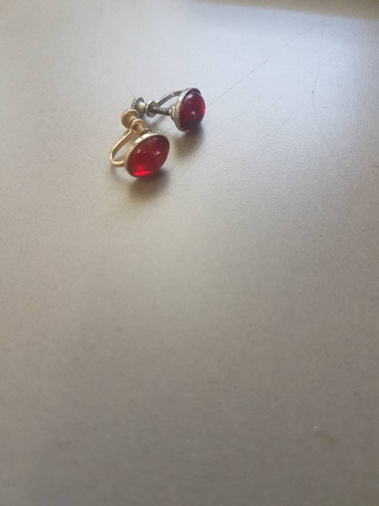 Ohrringe Vintage Roten Glas-Anweisung Glanz Schöne Schraube Rücken Modeschmuck - Ohrringe, Ein Silberfarbenes Goldton von Southernhouse