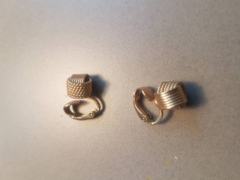 Schöne Ohrringe Ohrclips Herrlich Gesellig Golden Petite Goldtone Twist Mit Auf Rücken von Southernhouse