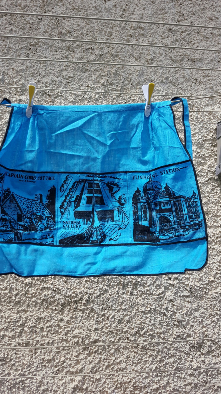 Schürze Kleine Halbe Souvenir Aus Melbourne Blau Mit Schwarzen Designs von Southernhouse