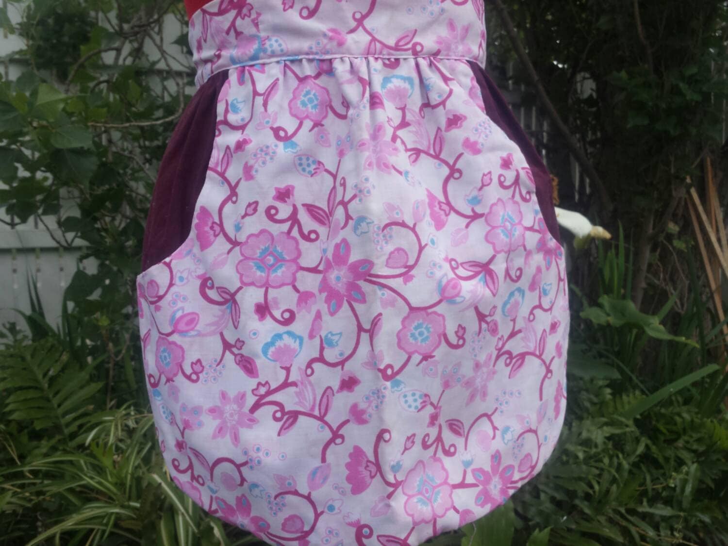 Schürze Pretty Halbe Rosa Blume Baumwolle Schäbig Schickem Design Und Weinrot Fronttaschen von Southernhouse