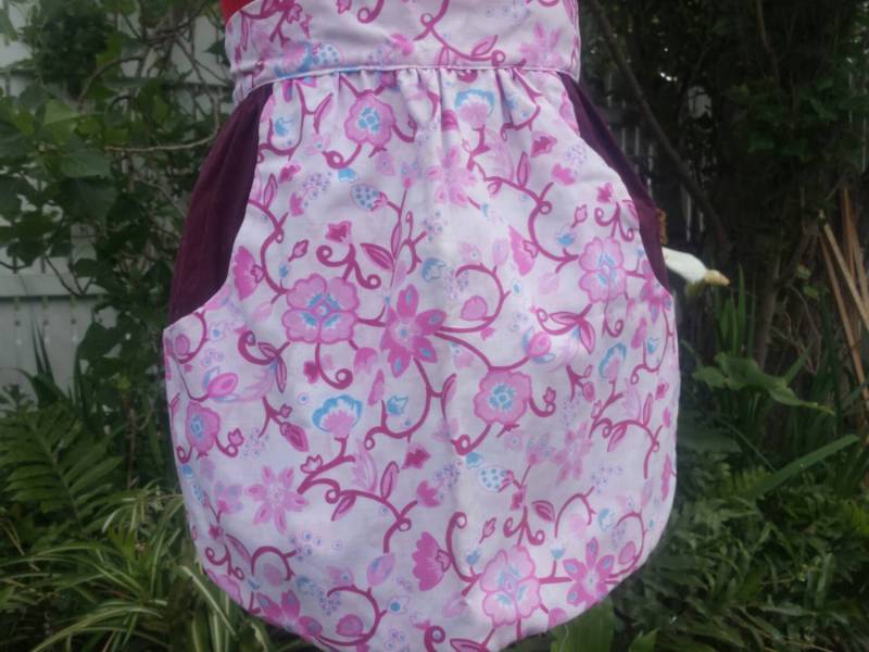 Schürze Pretty Halbe Rosa Blume Baumwolle Schäbig Schickem Design Und Weinrot Fronttaschen von Southernhouse