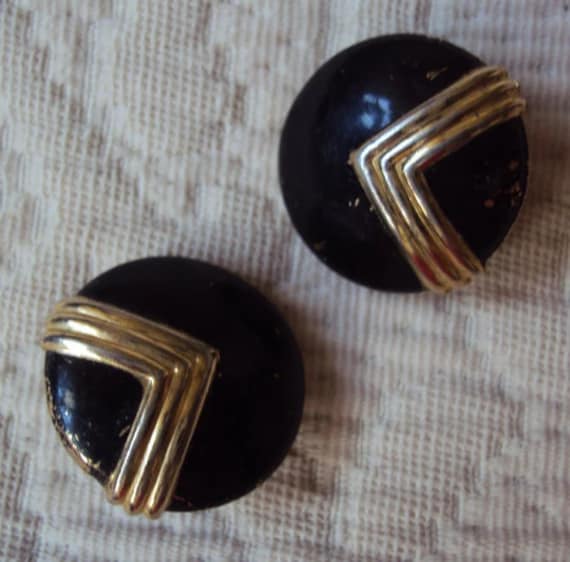 Schwarzer Und Goldfarbener Art Deco Stil Chevron Design Clip An Kreisförmigen Ohrringen von Southernhouse