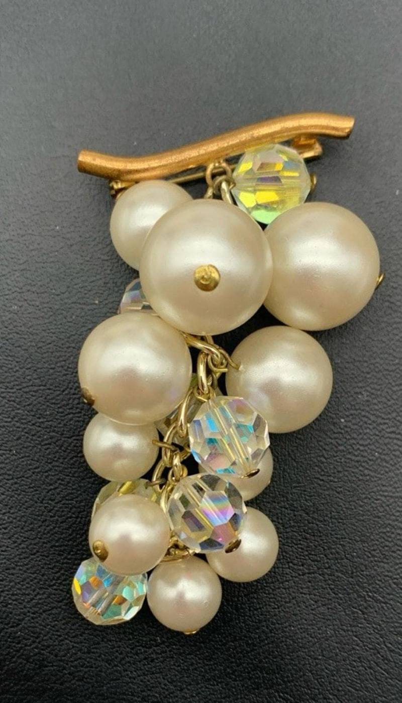 Vintage Ab Aurora Borealis & Faux Perlen Baumelnde Trauben Bunch Cluster Brosche von Southernreseller