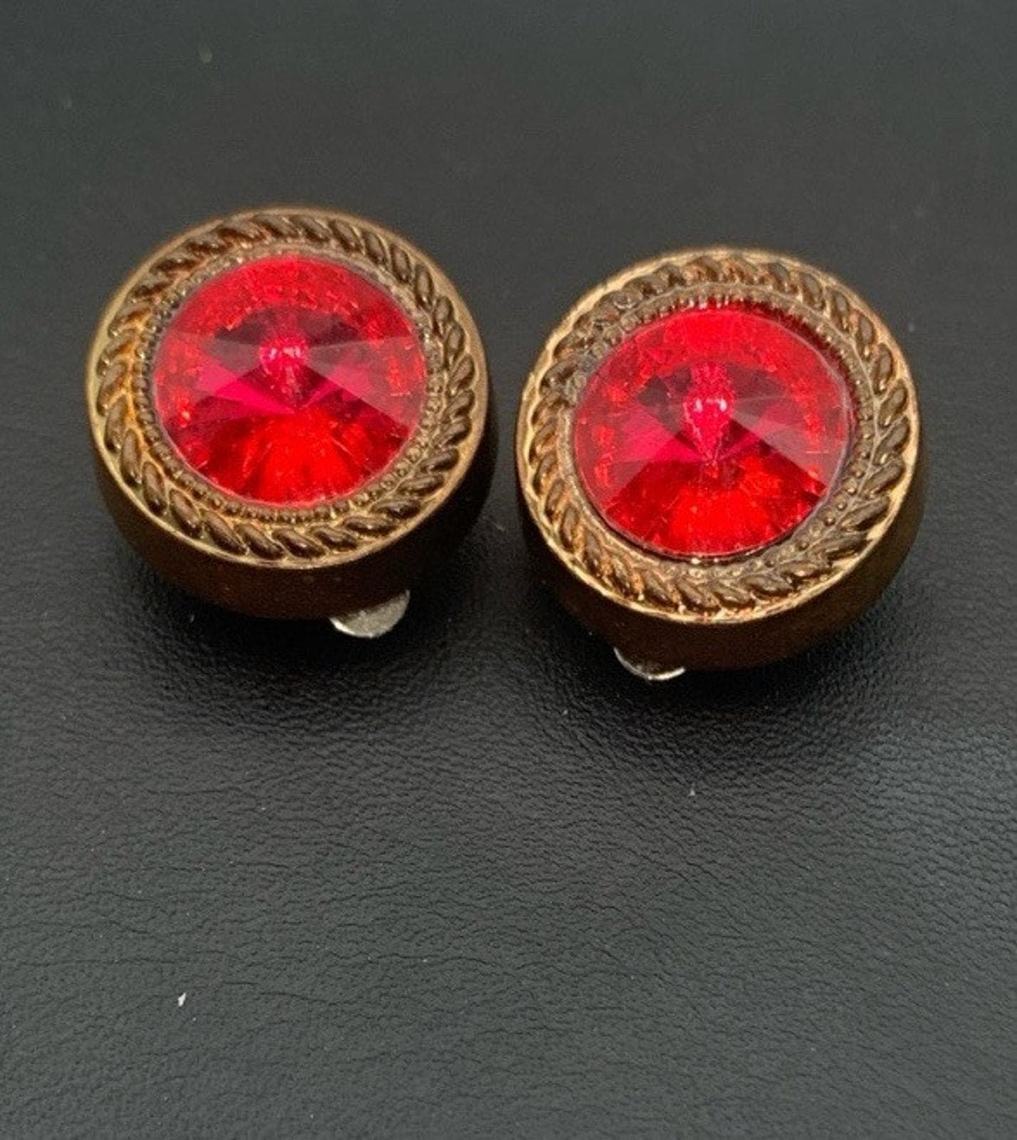 Vintage Acryl Gold Ton Und Rot Rivoli Strass Ohrclips von Southernreseller
