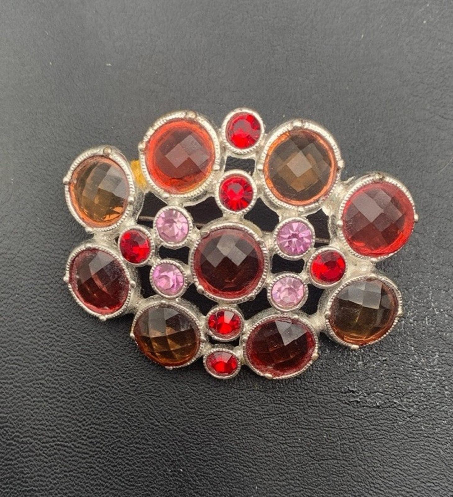 Vintage Bunte Facettierte Strass Silber Ton Brosche von Southernreseller