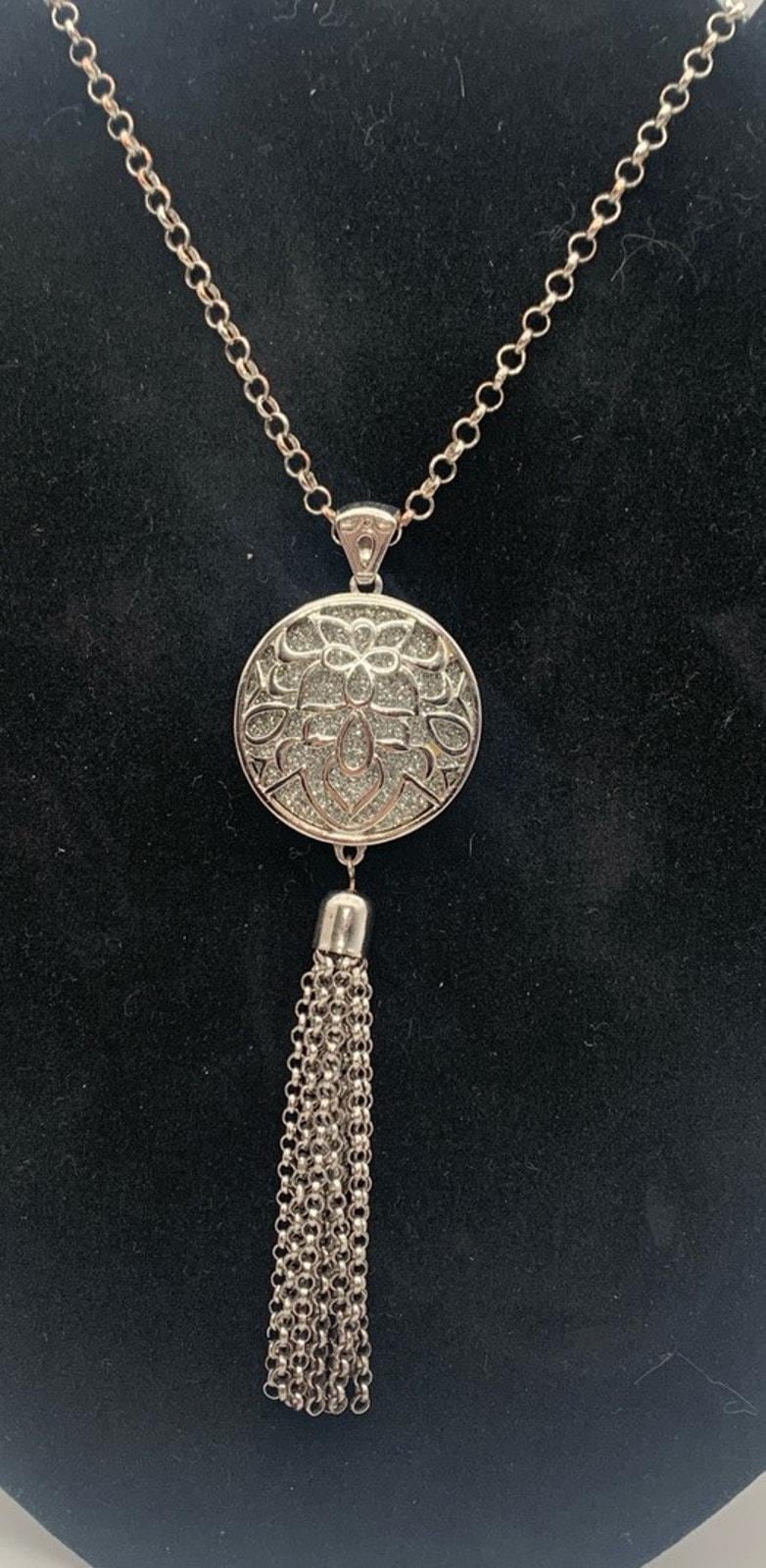 Vintage Charming Charlie Silber Ton Runde Erklärung Quaste Anhänger Halskette von Southernreseller