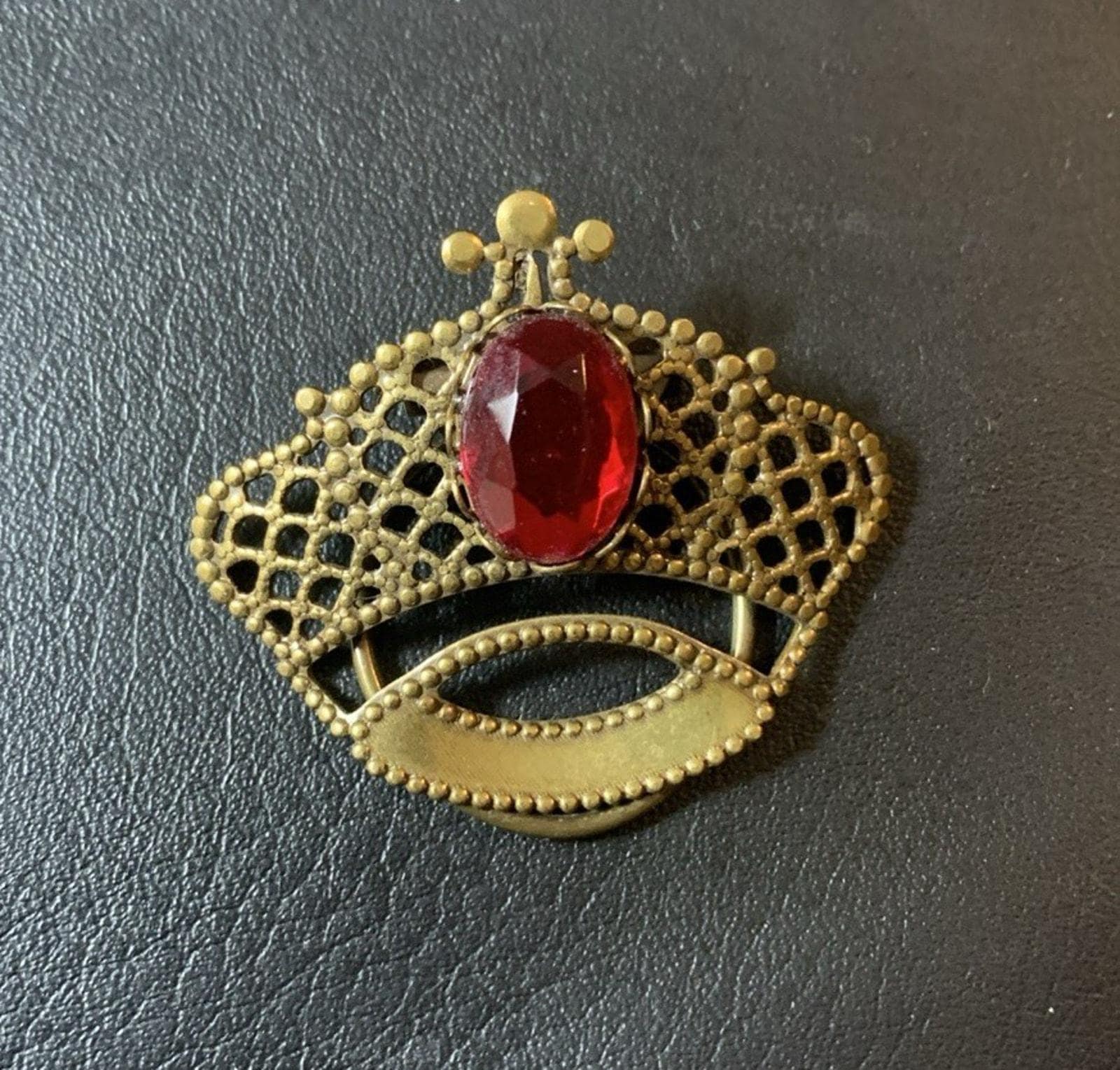 Vintage Designer Signierte Jeri-Lou Goldtone Filigrane Facettierte Faux Ruby Schal Clip von Southernreseller