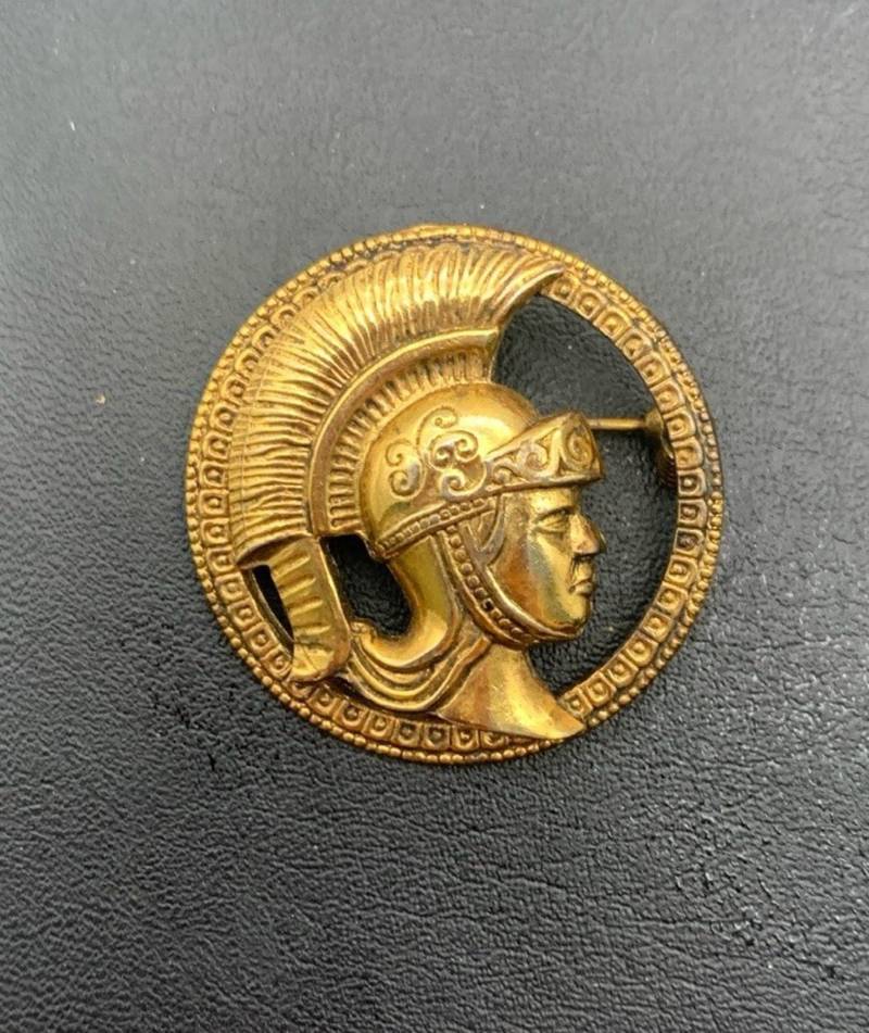 Vintage Gold Ton Brosche Conquistador Soldat Krieger Signiert Spanien von Southernreseller