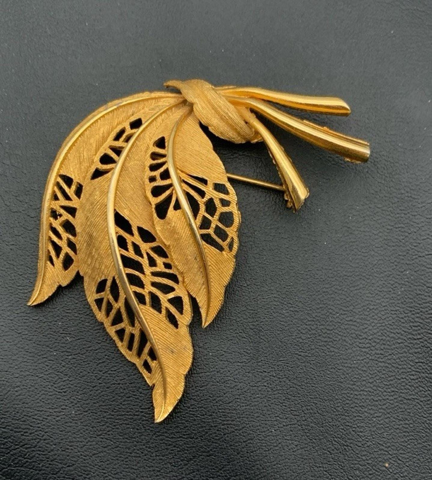 Vintage Gold Ton Schöne Cut Out Blatt Blätter Brosche von Southernreseller