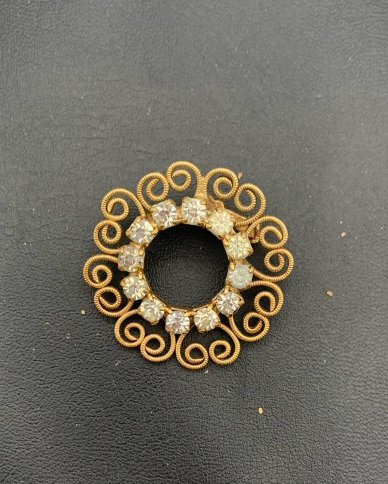 Vintage Gold Ton Swirl Und Klare Strass Brosche von Southernreseller