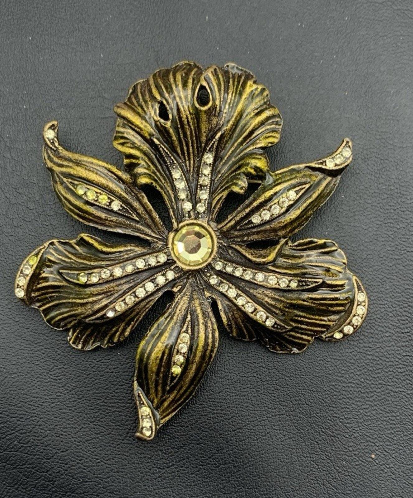 Vintage Große Emaillierte Orchidee Blumen Brosche Pin Oder Anhänger Funkelnde Strasssteine von Southernreseller