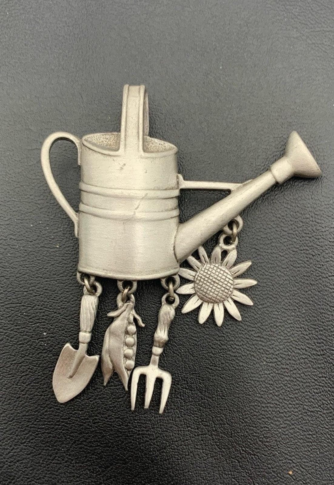 Vintage Jj Gießkanne Mit Gartenarbeit Charms Baumeln Silber Ton Brosche von Southernreseller
