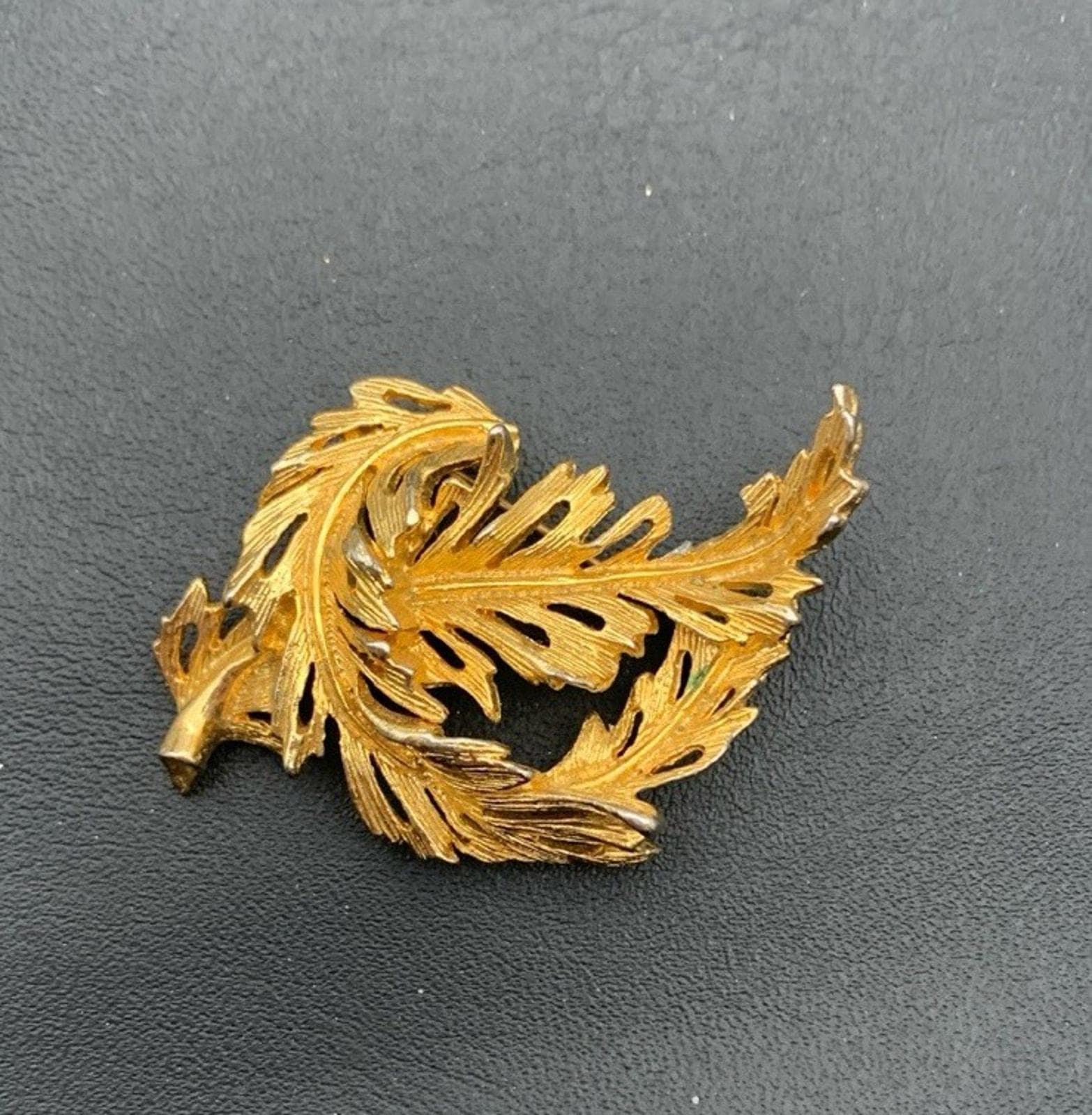 Vintage Lisner Detaillierte Texturierte Gold Ton Blätter Brosche Pin Signiert von Southernreseller