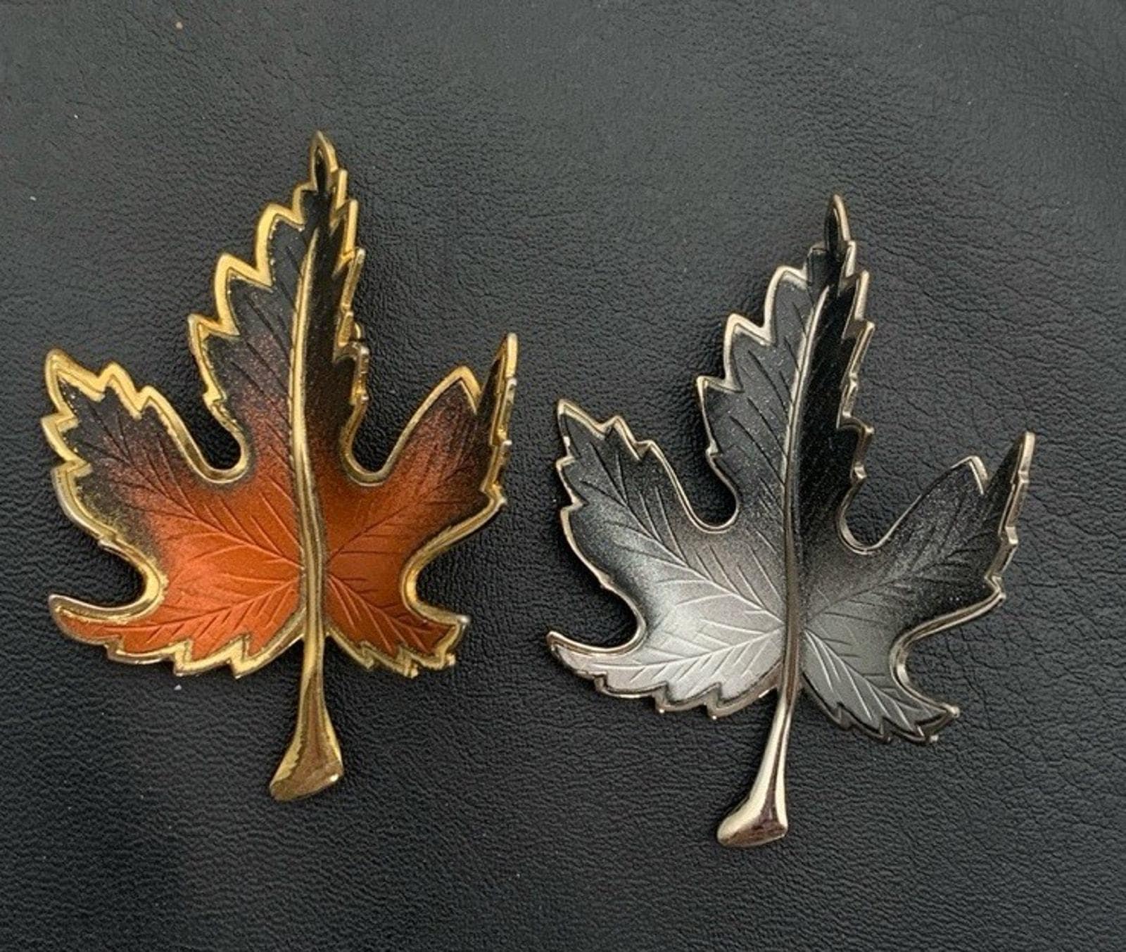 Vintage Menge 2 Blatt Broschen 1 Gold Ton & Silber Leicht von Southernreseller