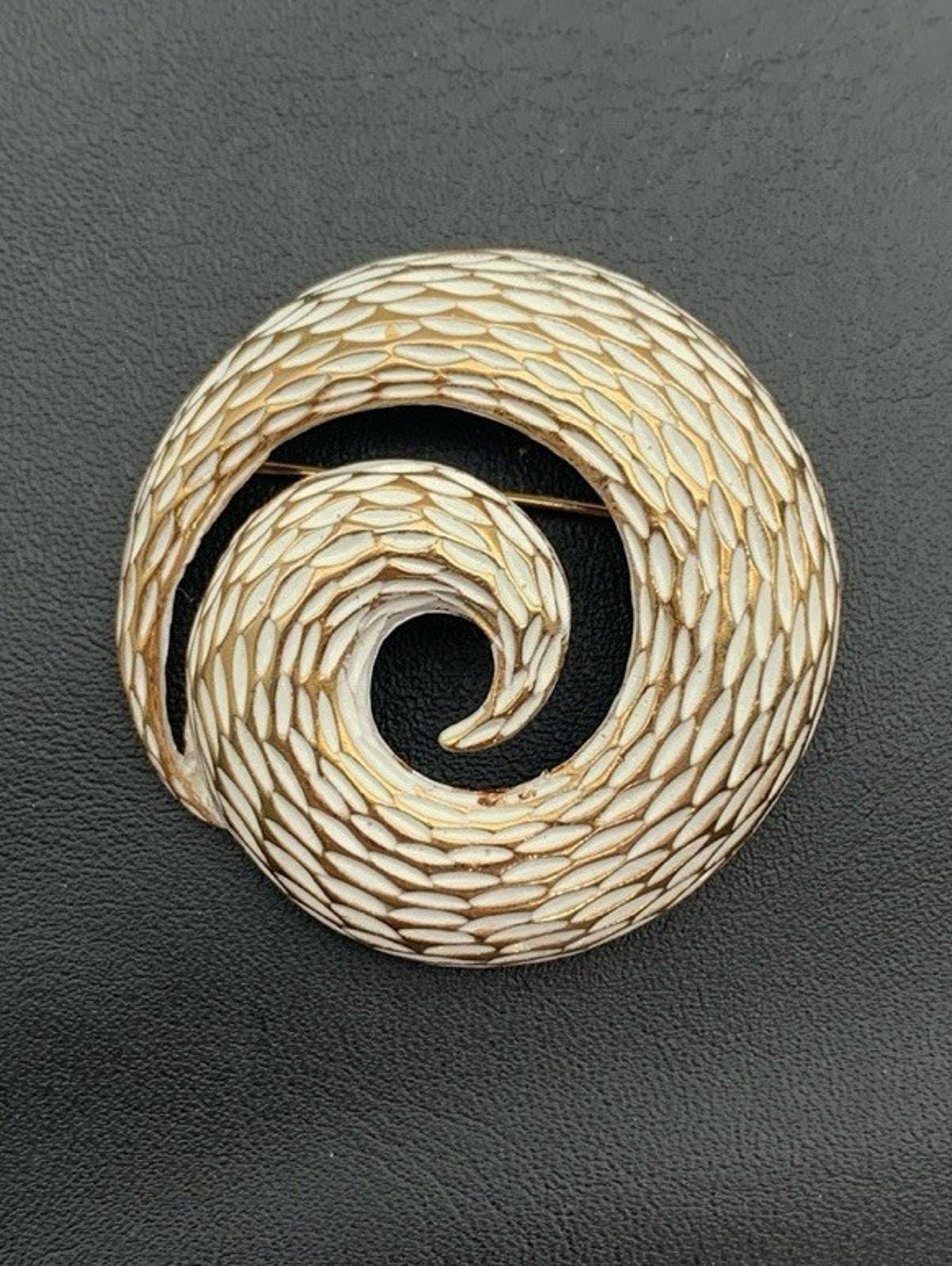 Vintage Mid Century Modern Bsk Diamantschliff-Goldton & Weiße Runde Wirbelbrosche von Southernreseller