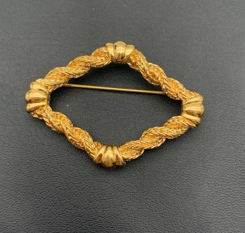 Vintage Monet Gedrehtes Seil in Diamantförmiger Goldfarbener Brosche von Southernreseller