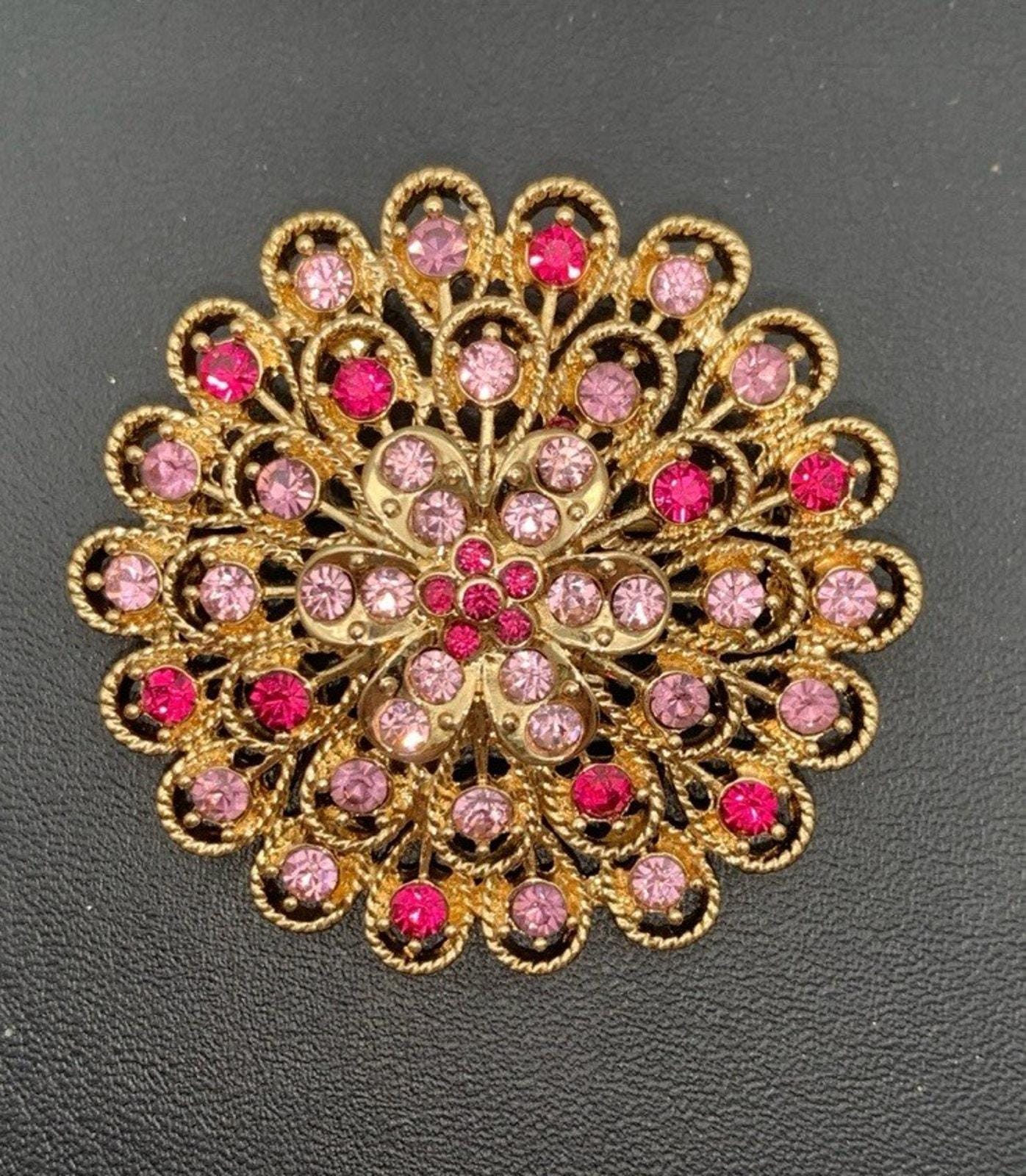 Vintage Monet Gold Tone Dahlia Medaillon Rosa Lila Strass Brosche Signiert von Southernreseller