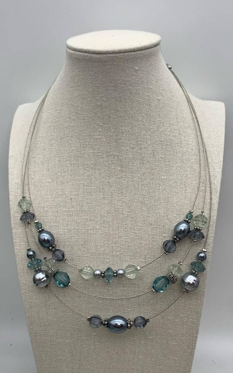 Vintage Napier Silber Ton Draht Halskette Verschiedene Blautöne Perlen Signiert von Southernreseller