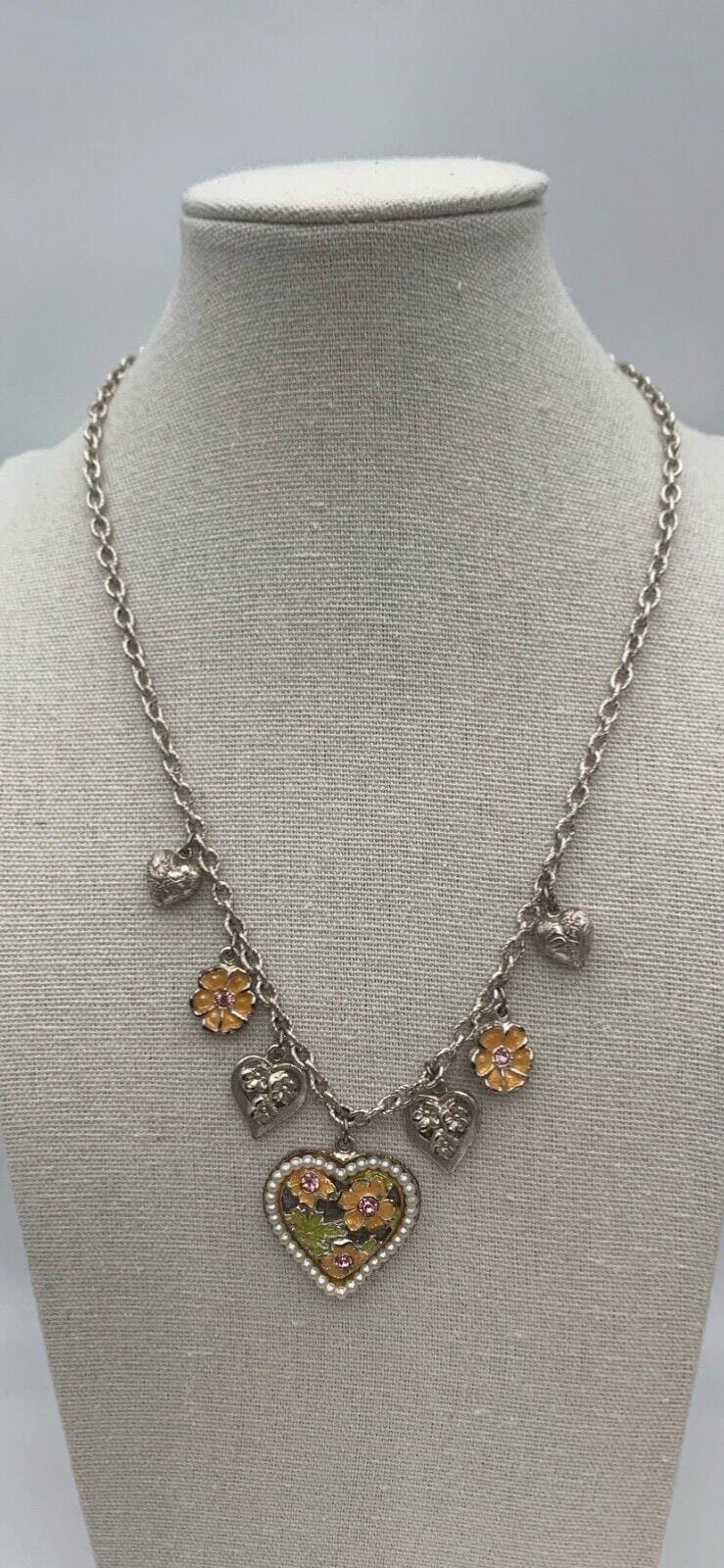 Vintage Neu Mit Etikett 1928 Brand Schöne Silberfarbene Herzen & Emaille Blumen Halskette von Southernreseller